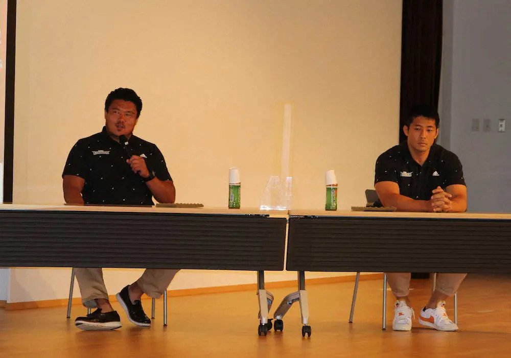 京産大付高の学生を前に学生時代の経験談などを語る神戸のプロップ山下裕史（左）と橋本大輝コーチ（右）