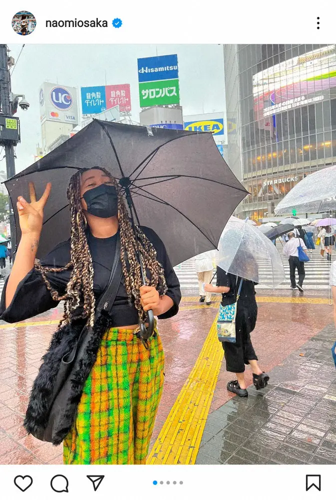 大坂なおみ　渋谷に溶け込むコーディネート　雨のスクランブル交差点でピース