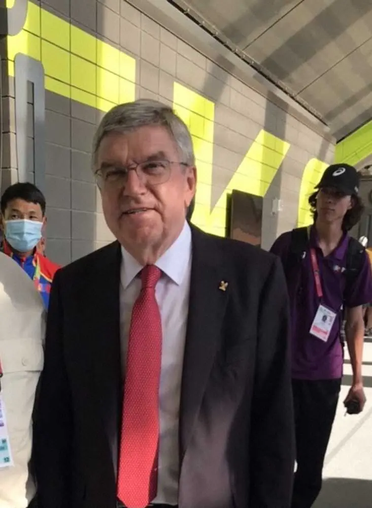 【世界陸上】IOCのバッハ会長が会場に　笑顔で記念撮影に応じる