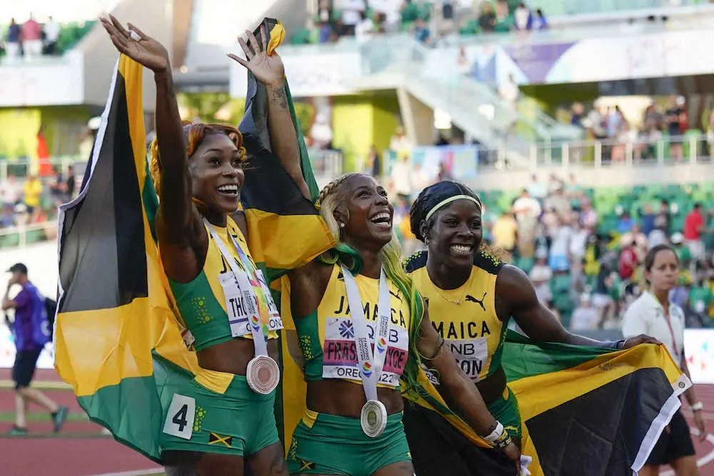 女子100メートル決勝で表彰台を独占したフレイザープライスらジャマイカ勢（AP）