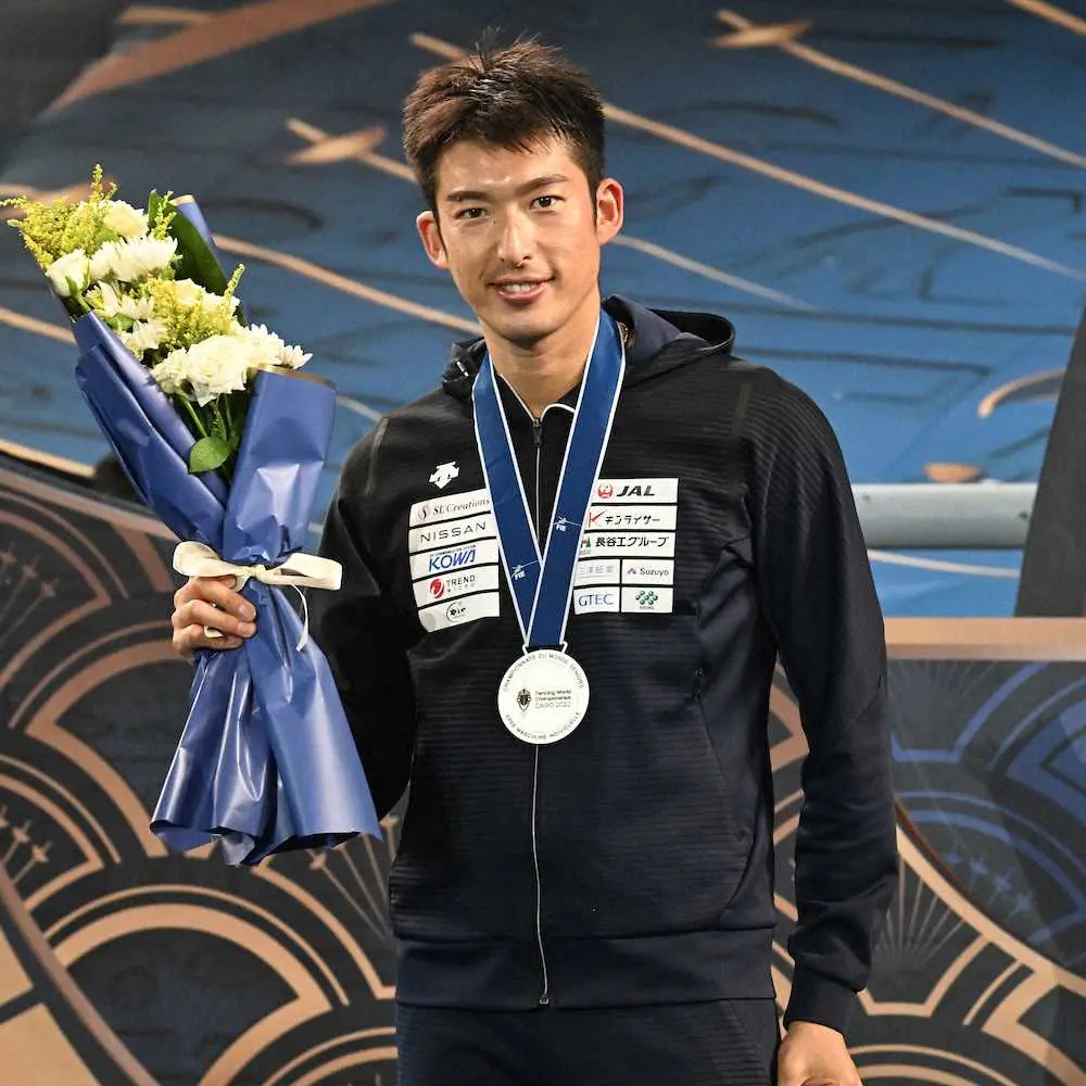 フェンシング世界選手権男子エペで日本人初となる銀メダルを獲得した見延和靖（日本フェンシング協会提供）