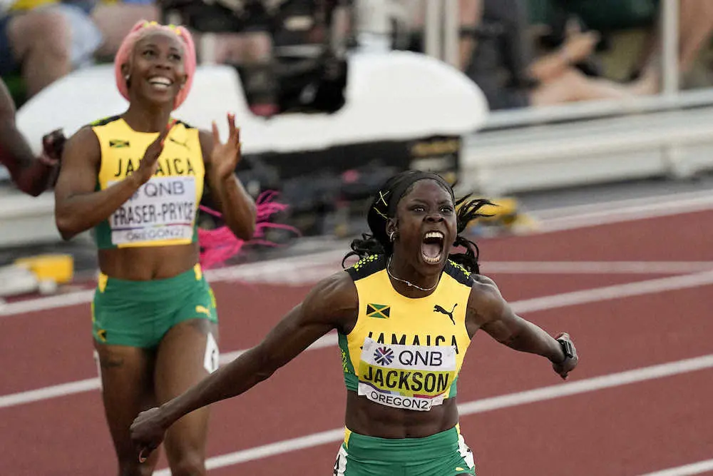 女子200メートルで優勝したジャマイカのジャクソン（AP）
