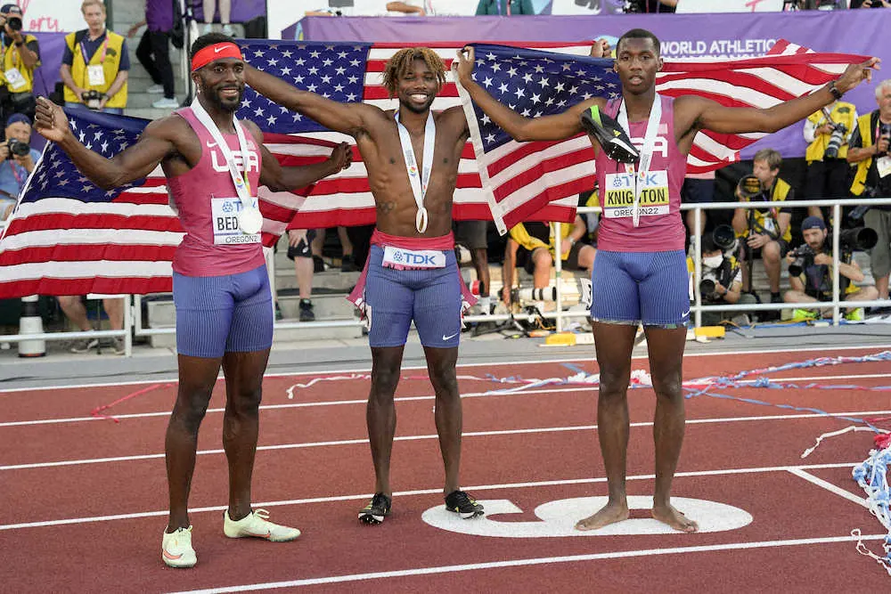 200メートル決勝で上位を独占したライルズ（中央）、ベドナレク（左）、ナイトンの米国勢（AP）