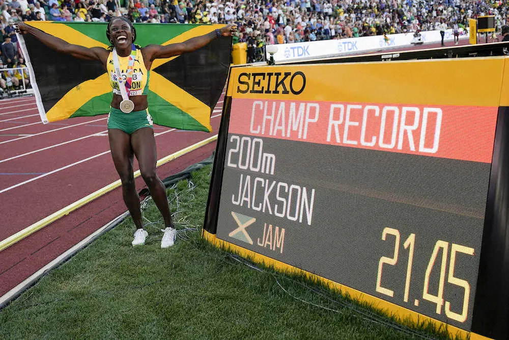 女子200メートル決勝で歴代2位の記録をマークして優勝したジャマイカのジャクソン（AP）
