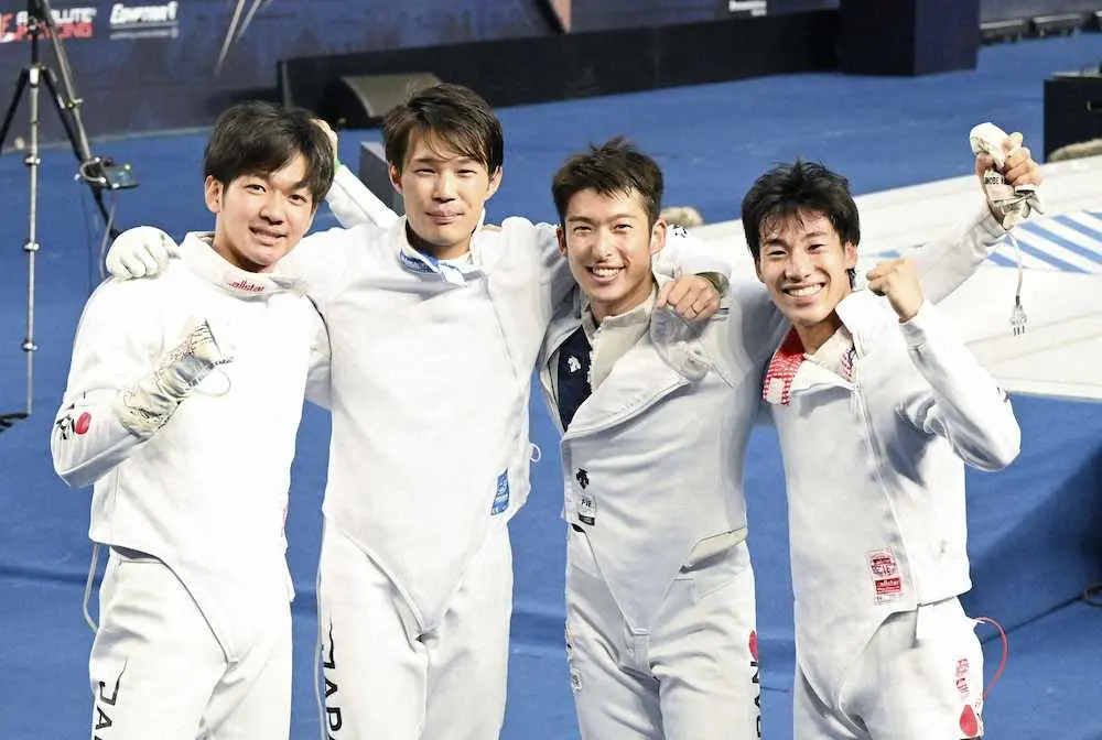 男子エペ団体で銅メダルを獲得し、喜ぶ日本の（左から）松本、山田、見延、加納