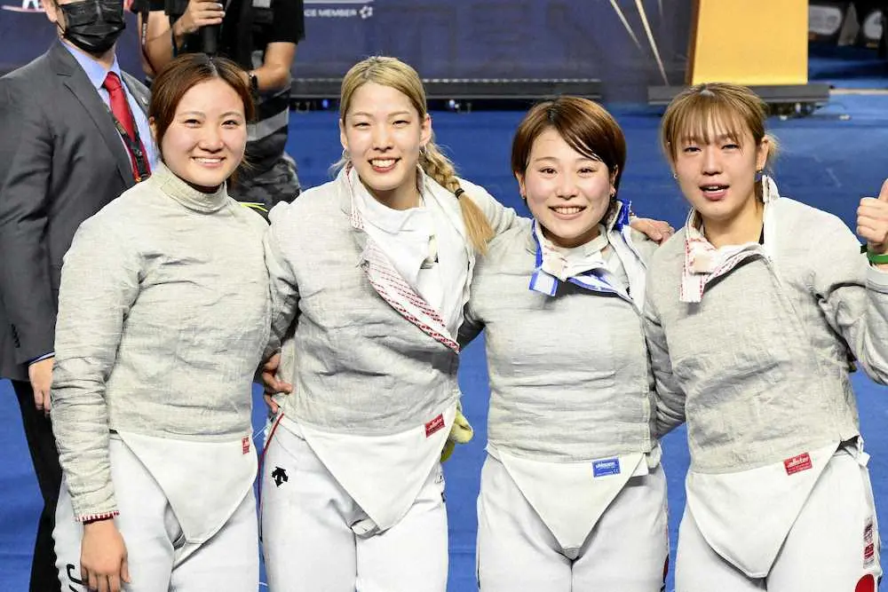 女子サーブル団体で、銅メダルを獲得した日本の（左から）尾崎世梨、江村美咲、小林かなえ、福島史帆実