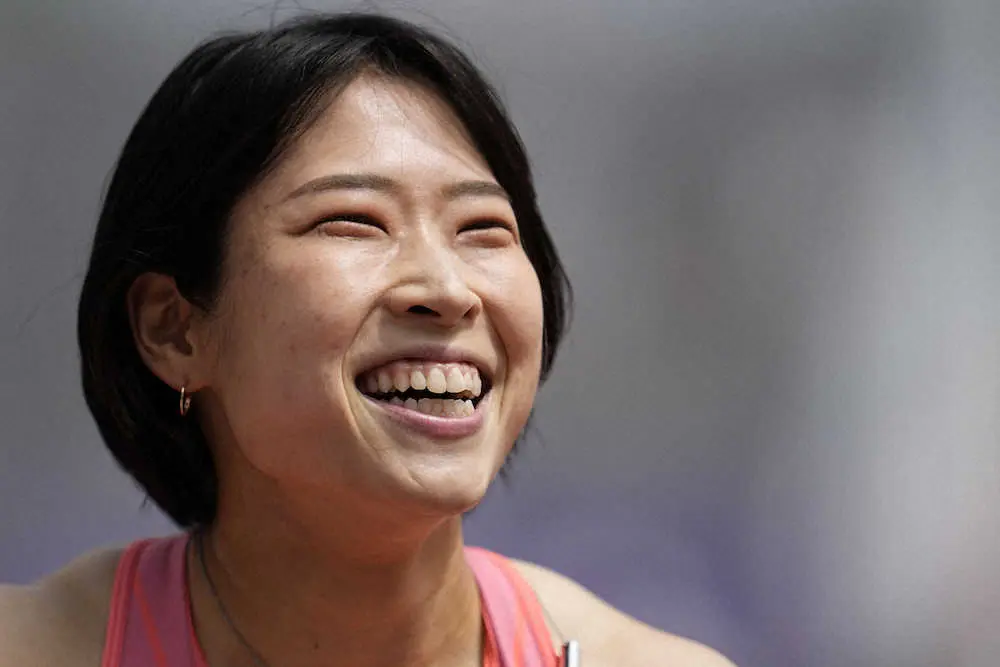女子100メートル障害で準決勝進出を決め笑顔の青木（AP）