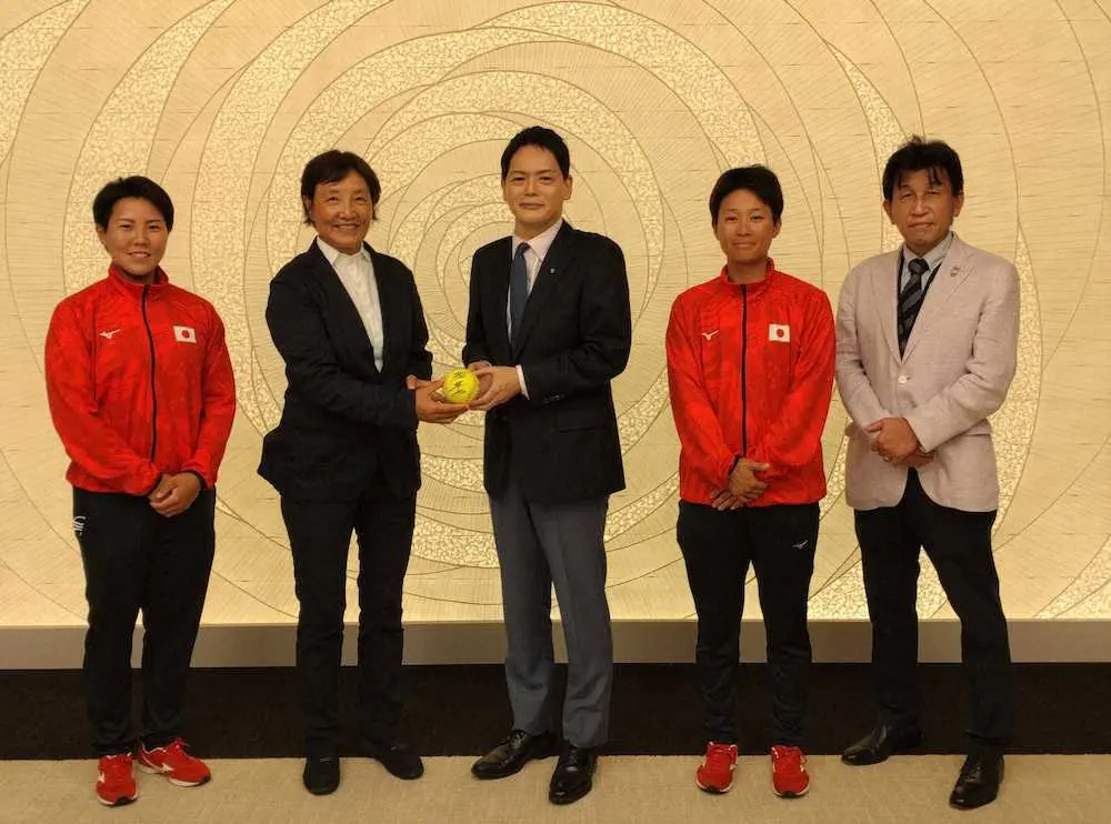 横浜市の山中市長（中央）に記念のサインボールをプレゼントするソフトボール日本代表・宇津木ヘッドコーチ（左から2人目）。左は内藤主将、左から4人目は坂本、右は日本協会・矢端事務局長