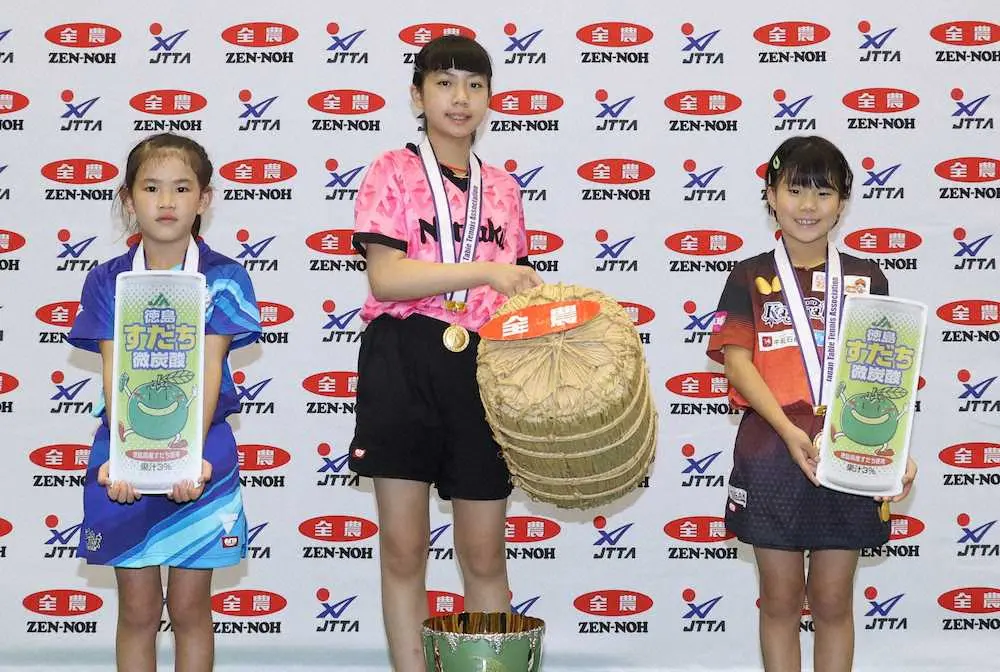 全農杯2022年全日本卓球選手権大会（ホープス・カブ・バンビの部）で優勝し豪華副賞を贈呈された木方菜々美、花沢夏琳、松島美空（左から）