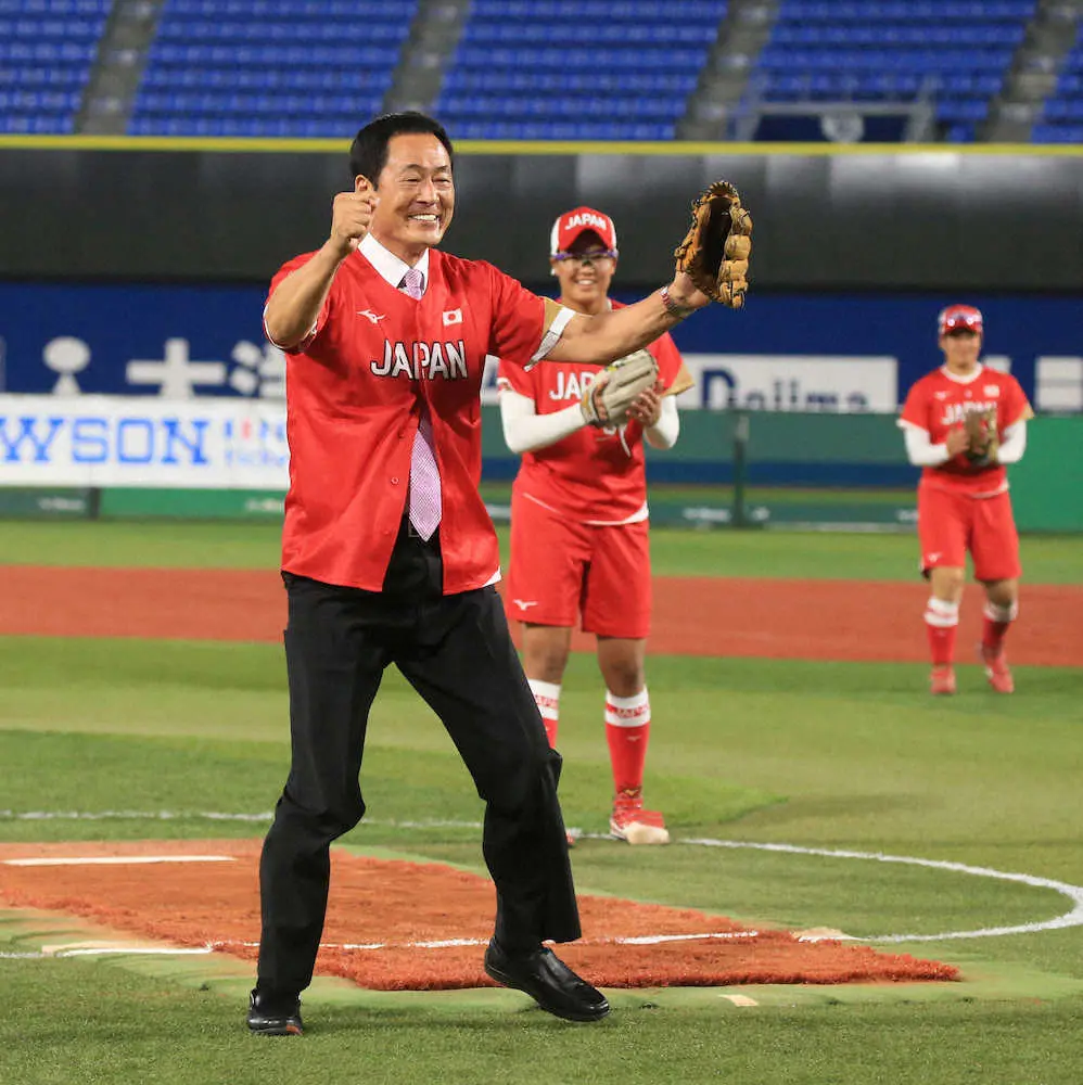 中畑清氏が日米対抗ソフトで始球式「久しぶりに球場の感覚を味わえた」