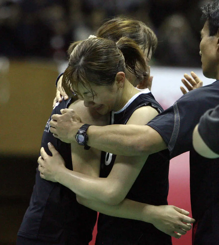 ペアで最後の個人戦となった08年11月の全日本総合選手権を制し、抱き合う潮田（右）と小椋