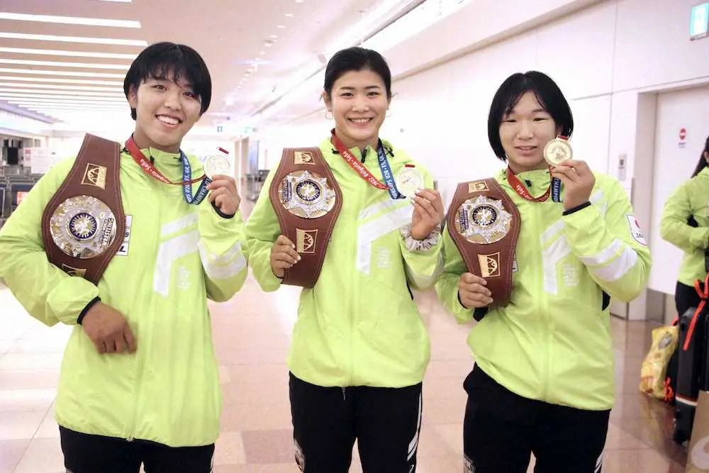 レスリングのU20世界選手権から帰国し、取材に応じる（左から）石井亜海、尾崎野乃香、元木咲良