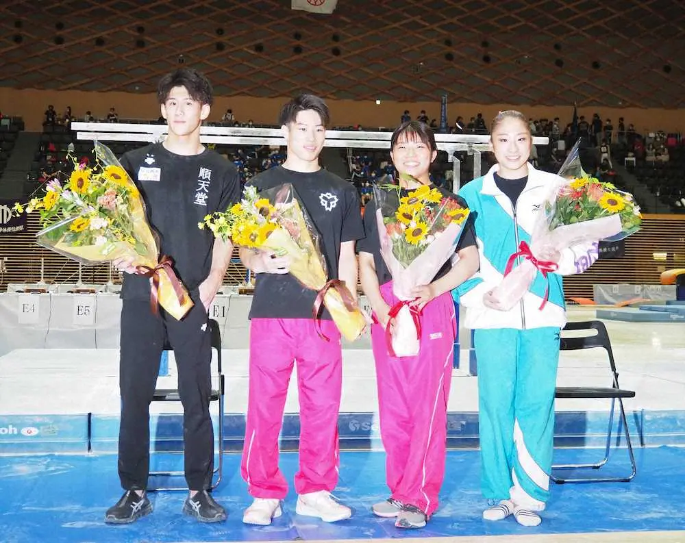 ＜全日本学生体操選手権＞大会後、花束を贈られた世界選手権日本代表の4人（左から）橋本大輝、土井陵輔、坂口彩夏、深沢こころ