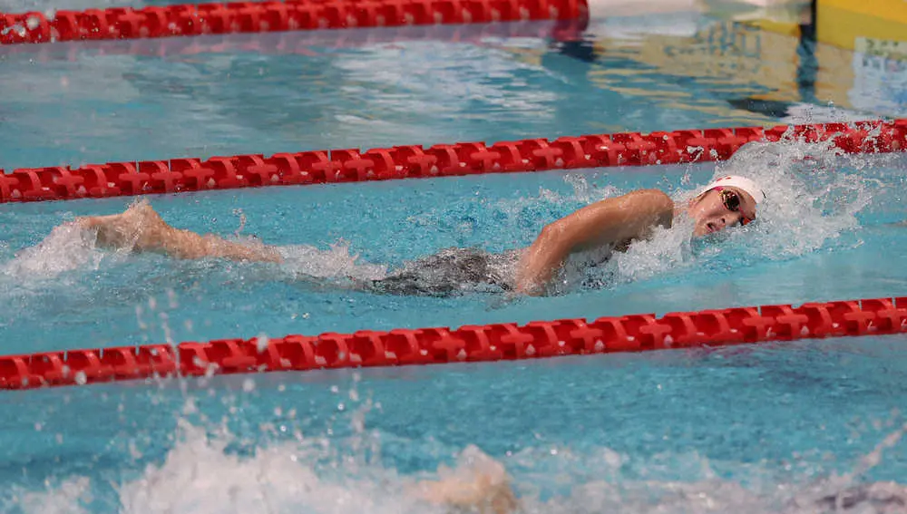 ＜競泳日本学生選手権第2日＞女子400メートルリレー予選、力泳する池江璃花子（撮影・小海途　良幹）