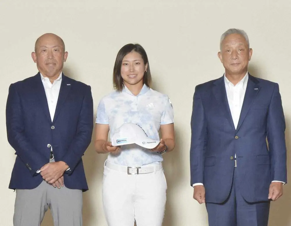 福岡第一高出の女子プロゴルファー、識西諭里（中央）が中央自動車工業とスポンサー契約結ぶ