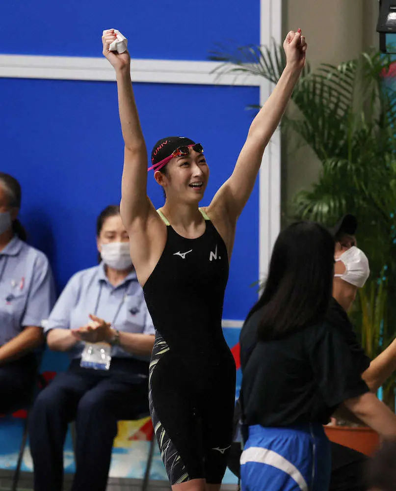 女子100メートル自由形決勝で優勝し喜ぶ池江（撮影・小海途　良幹）
