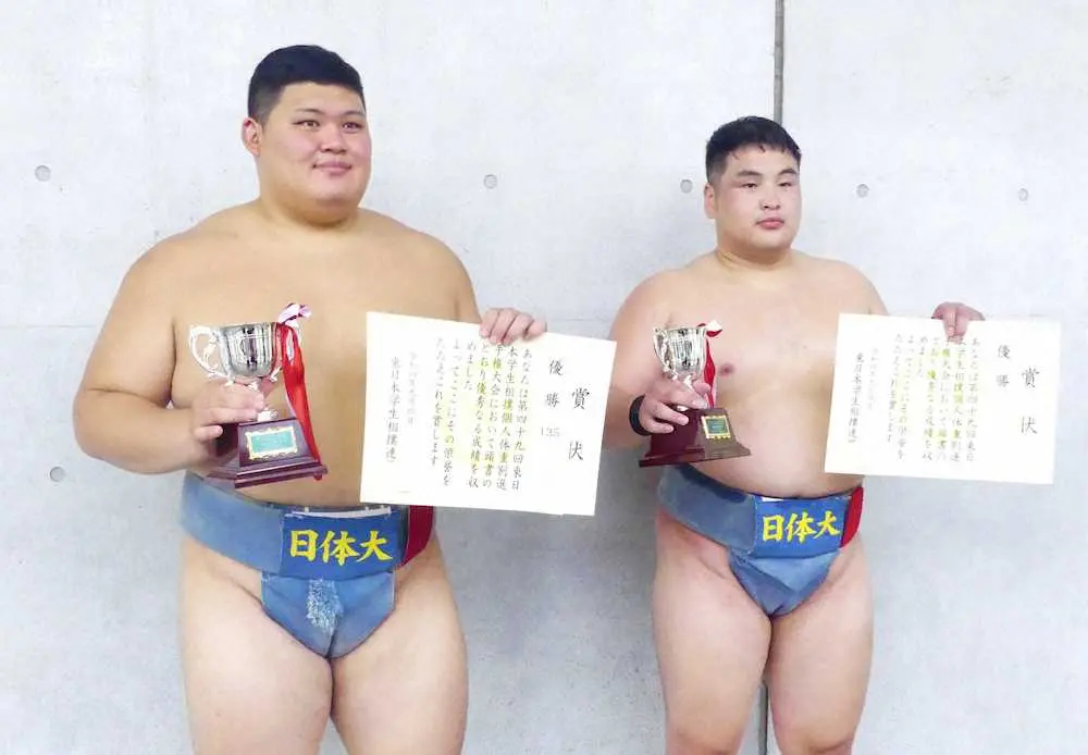 135キロ以上級で2年連続3度目の優勝を果たした日体大の中村泰輝（左）と無差別級で連覇を達成したチョイジルスレン