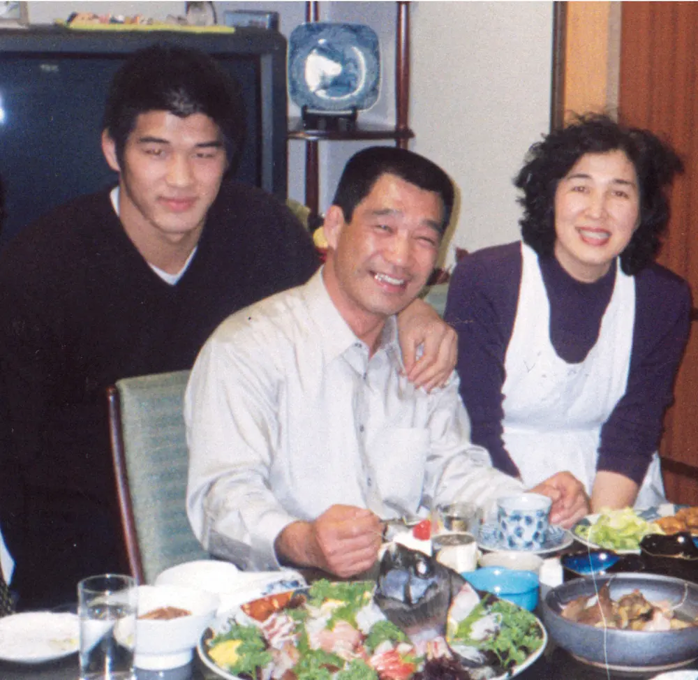 99年1月、宮崎市の実家でくつろぐ（左から）柔道男子の井上康生選手（左）、父・明さんと母・かず子さん（共同）