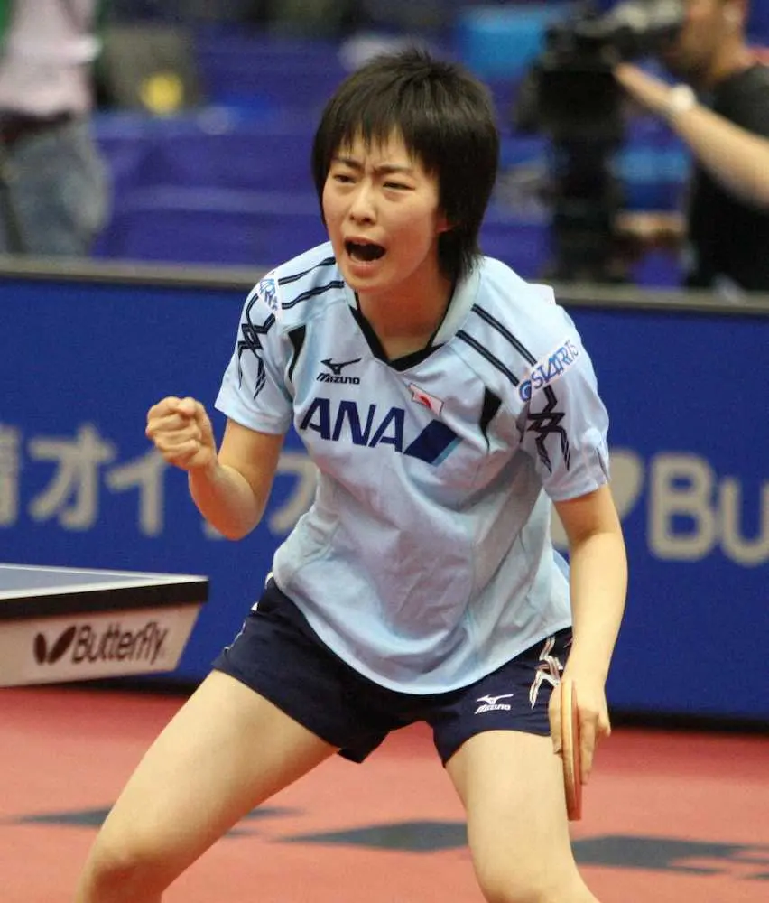 09年世界選手権女子シングルス2回戦で帖雅娜からポイントを奪いガッツポーズの石川佳純