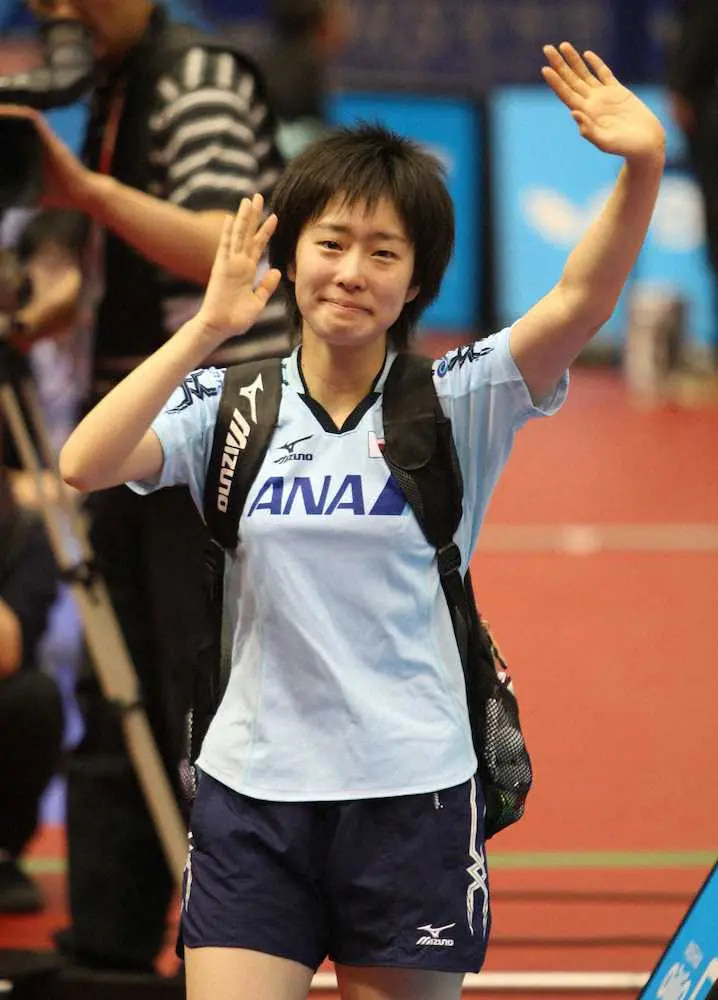 09年世界選手権女子シングルス2回戦で帖雅娜を破り、涙を浮かべながら歓声に応える石川佳純