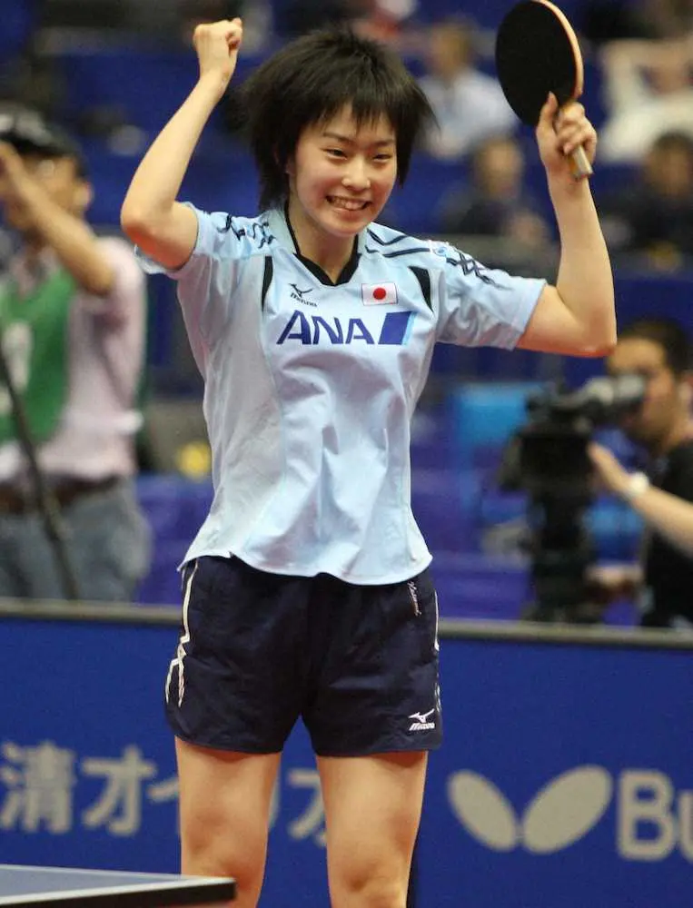09年女子シングルス2回戦で帖雅娜を破り、飛び上がって喜ぶ石川佳純