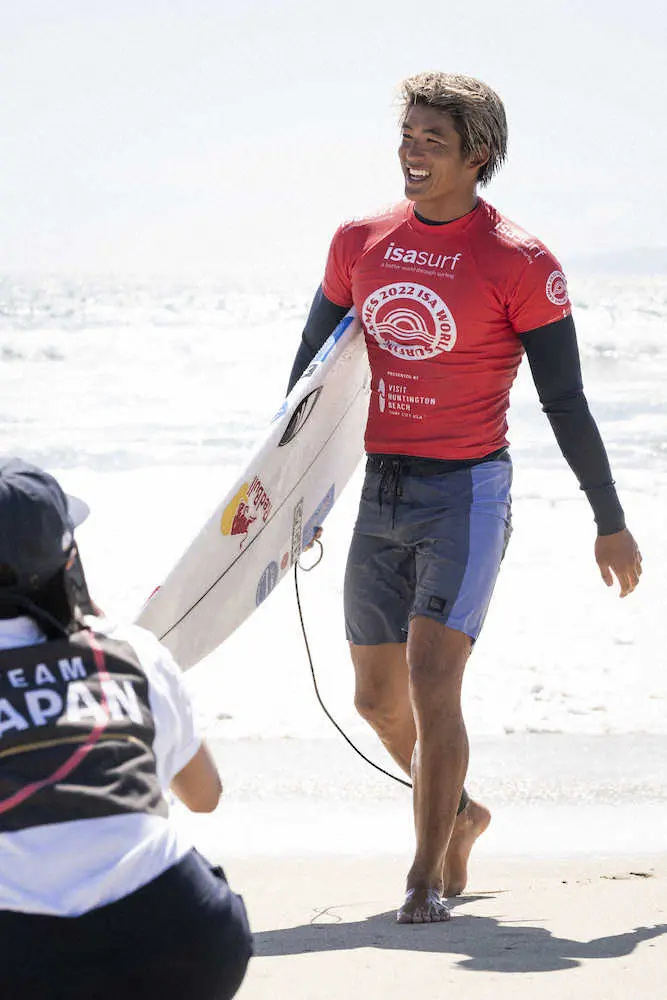 ＜サーフィンワールドゲームズ第5日＞5回戦進出を決め、笑顔で海から上がる五十嵐カノア（C）International　Surfing　Association
