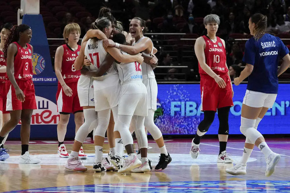 日本を下して歓喜するセルビアの選手たち（AP）
