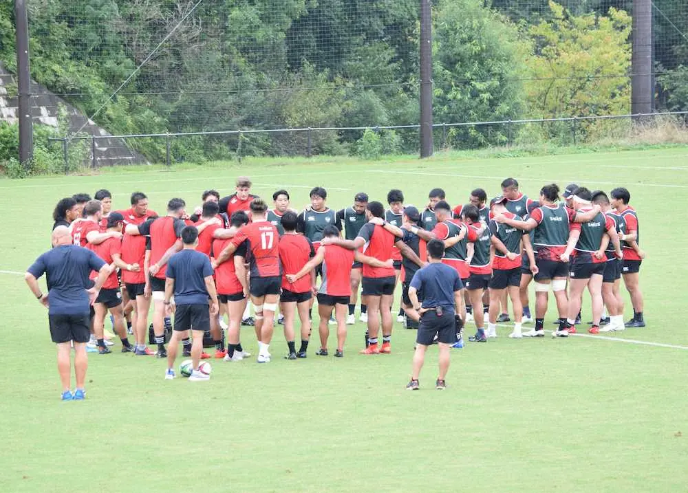 ファンが見守る中、全体練習後に円陣を組む横浜の選手とスタッフ