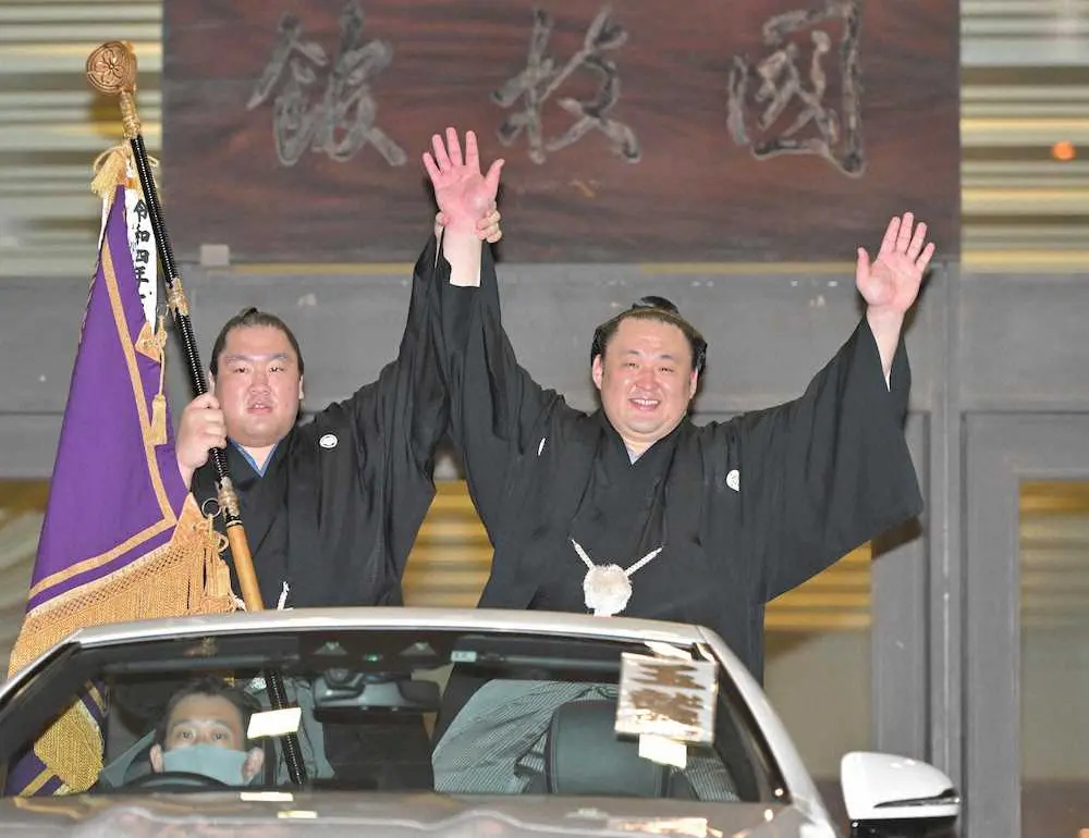 大相撲秋場所で2度目の優勝を果たし、パレードで万歳する玉鷲（左は輝）（代表撮影）