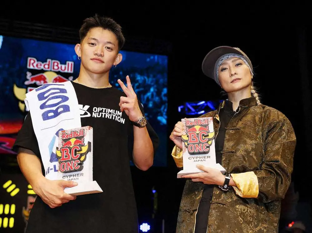 　「レッドブルBC　One」の日本大会で優勝した、菱川（左）と根本