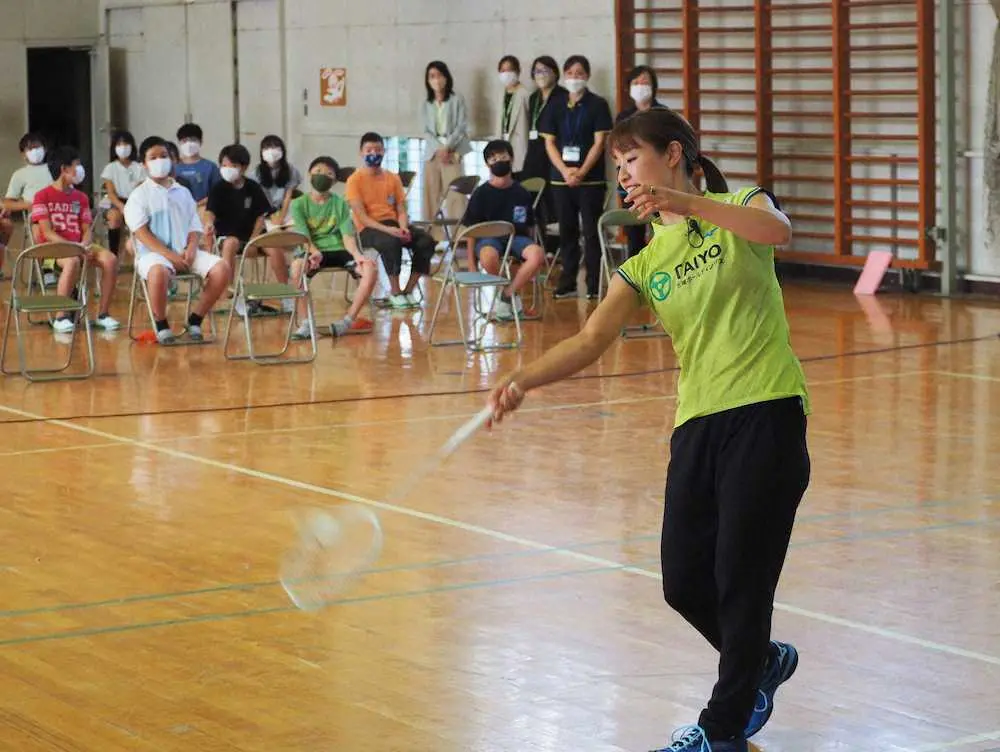 埼玉・嵐山町立志賀小学校で特別授業でプレー姿を披露する奧原希望
