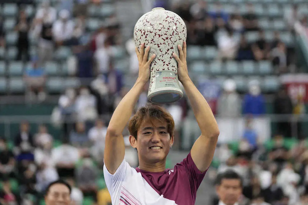 韓国オープンで優勝し、トロフィーを掲げる西岡良仁（AP）