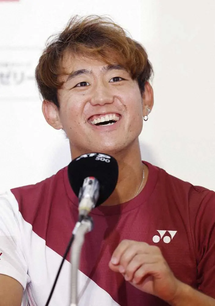 テニスの楽天ジャパン・オープン初戦を前に、記者会見する西岡良仁（共同）