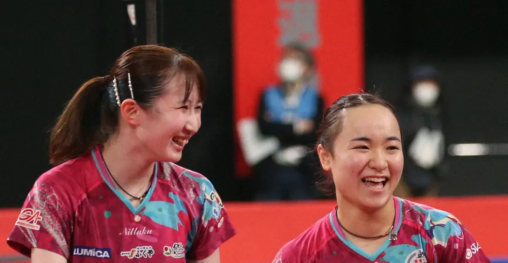 卓球女子日本代表の早田ひな（左）と伊藤美誠