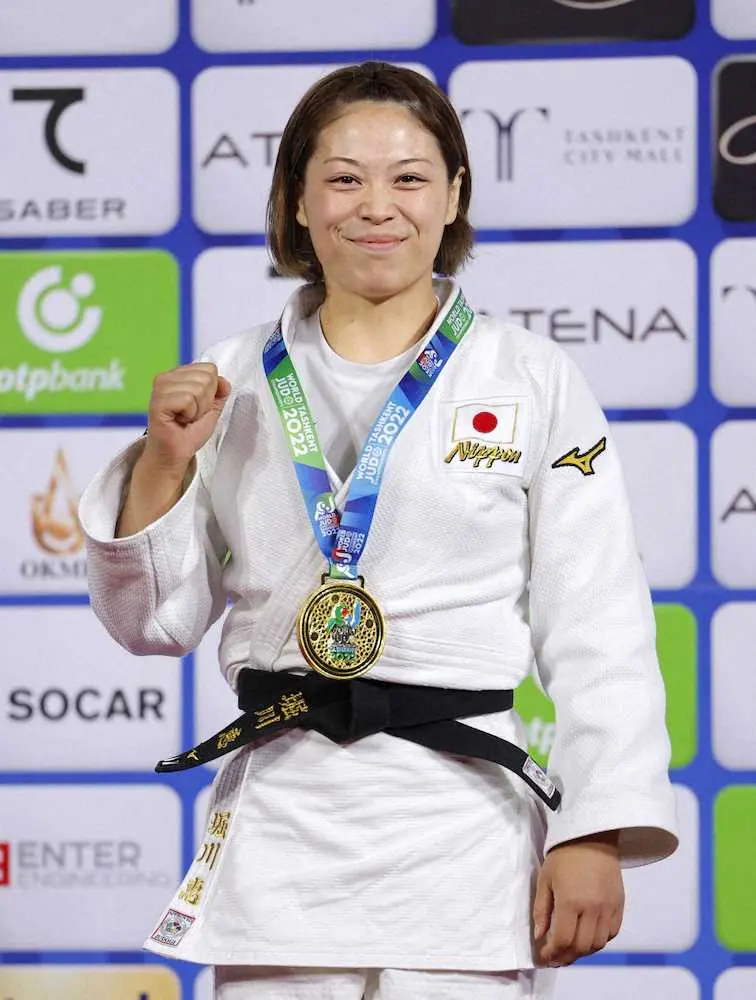 女子63キロ級で金メダルを獲得し、笑顔の堀川恵