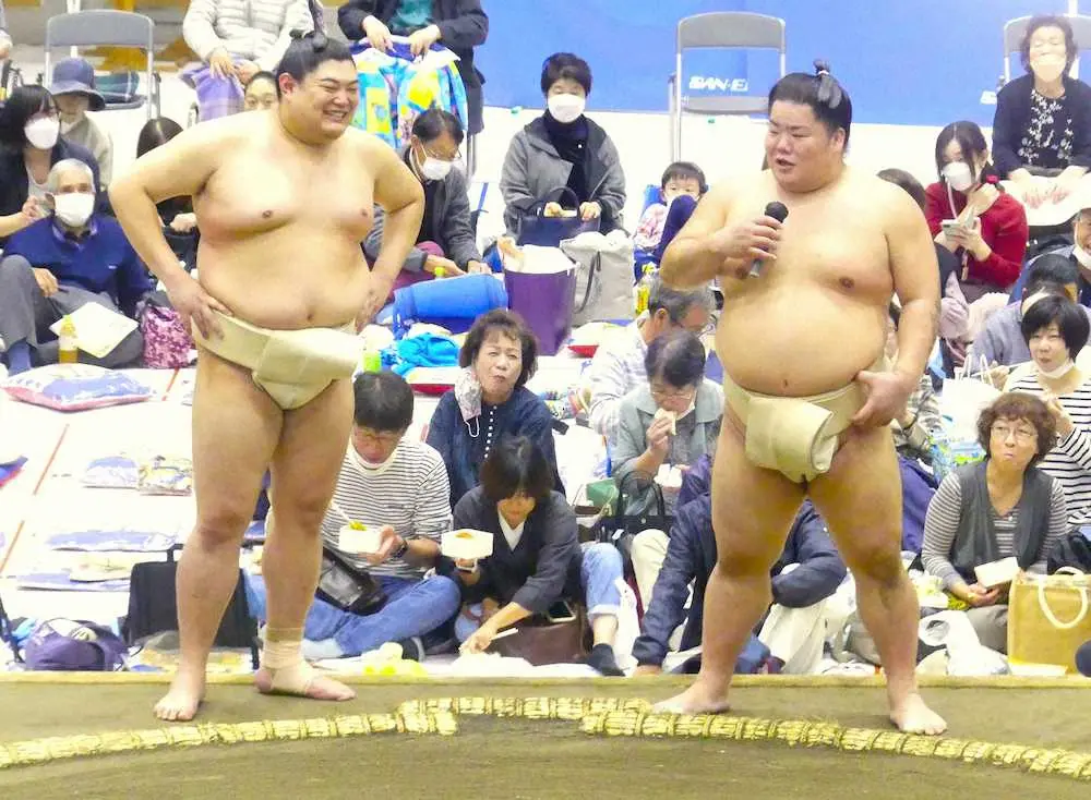 ファンからの質問コーナーに登場した、埼玉県出身の阿炎（左）と大栄翔（撮影・前川　晋作）