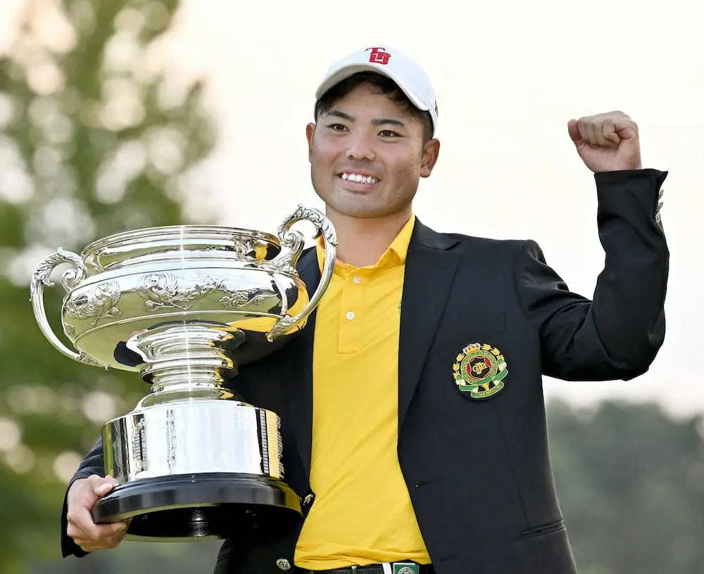 男子ゴルフの日本オープン選手権でアマチュアとして95年ぶりの優勝を果たし、笑顔でカップを手にする蝉川泰果
