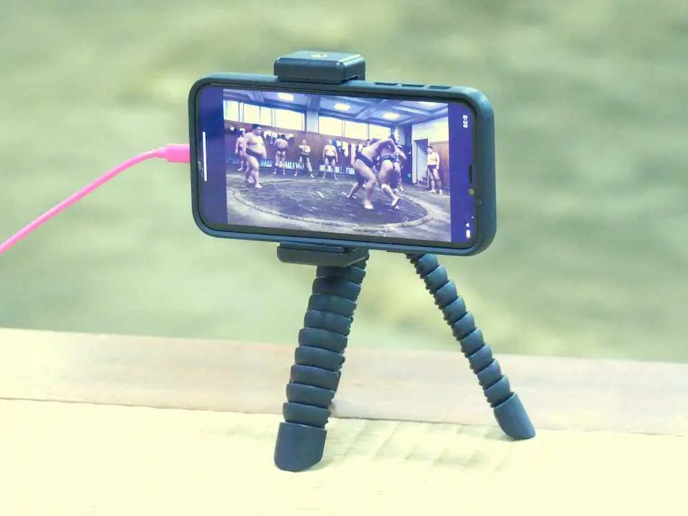 稽古場の上がり座敷に設置された、動画撮影用のスマートフォン（撮影・前川　晋作）