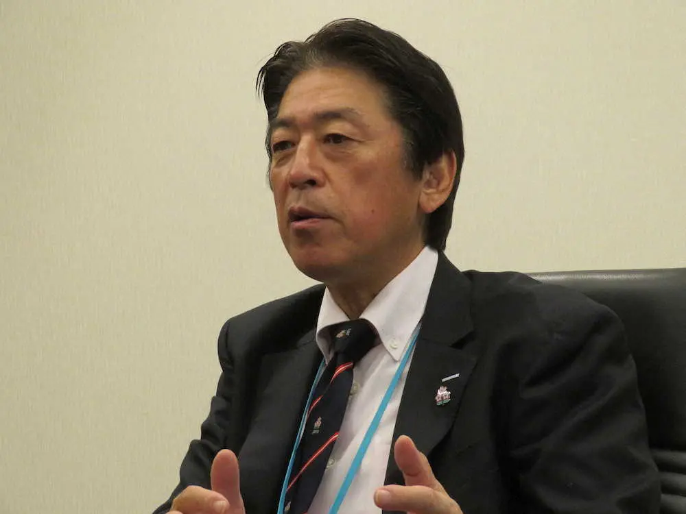 インタビューに応じる日本ラグビー協会の土田雅人会長