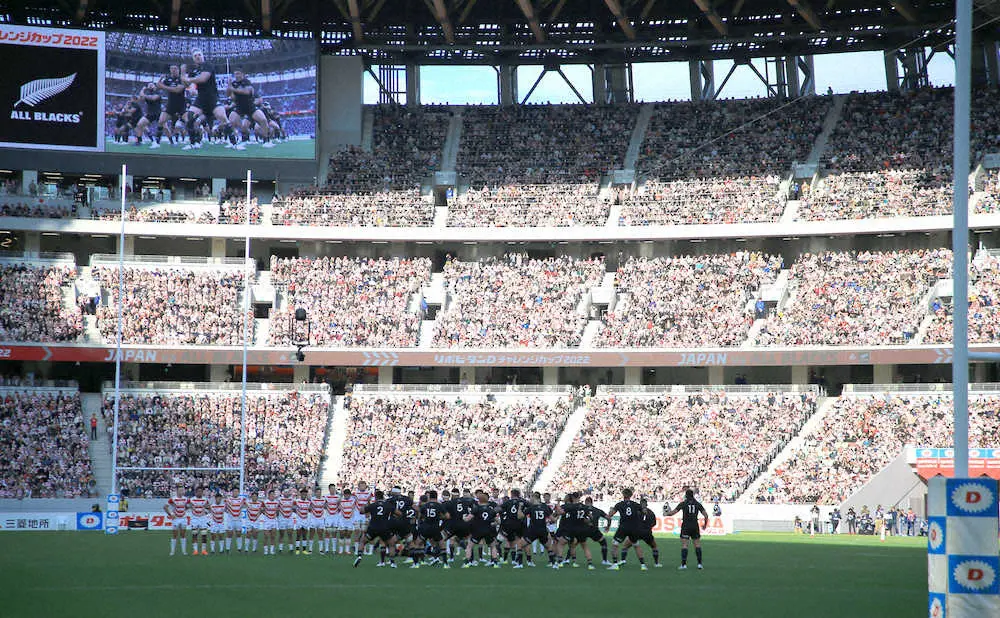 ＜日本・NZ＞試合開始前、日本代表の前でハカを披露するニュージーランド代表（撮影・篠原岳夫）