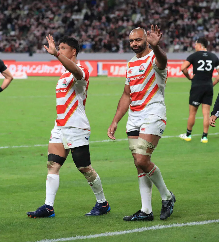 ＜日本・NZ＞試合後、山沢とともにスタンドに手を振るリーチ（右）（撮影・篠原岳夫）