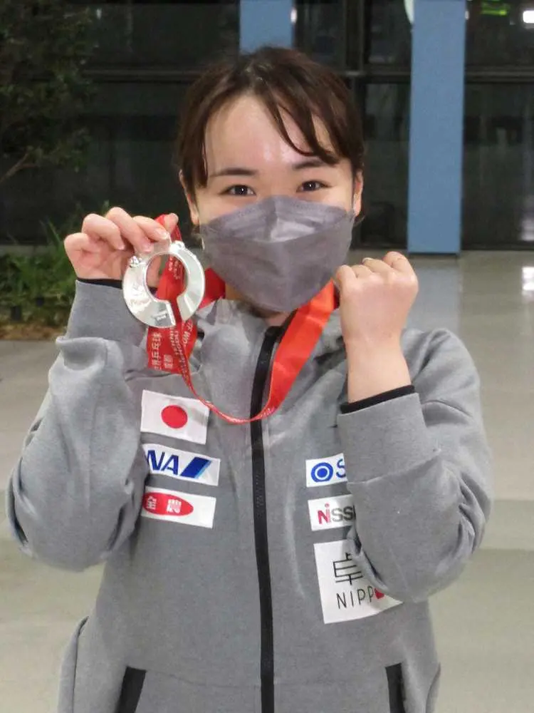 伊藤美誠が笑顔の帰国　世界卓球など終え「攻めきる力が上がれば可能性ある」
