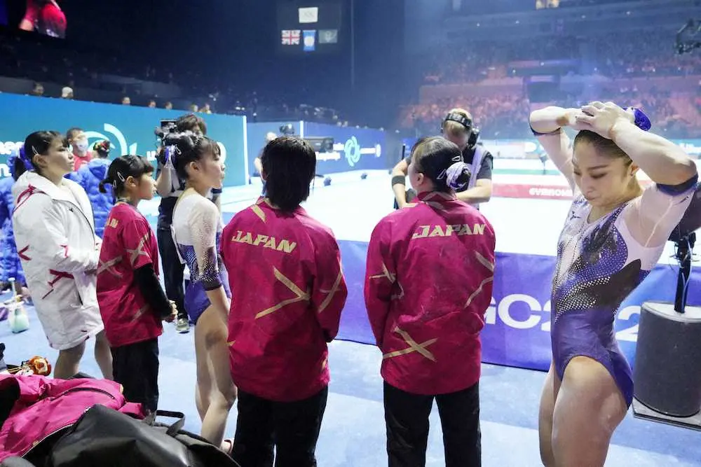 女子団体総合決勝で7位となり、肩を落とす日本。右端は深沢（共同）