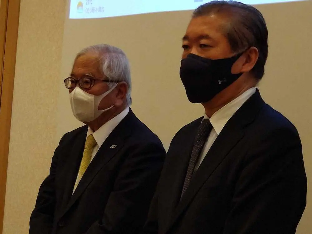 臨時評議員会、理事会後に対応した（左から）日本バドミントン協会の関根会長、顧問弁護士の葉玉氏