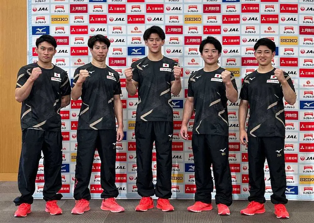 体操男子日本代表の（左から）谷川航、土井陵輔、橋本大輝、神本雄也、谷川翔