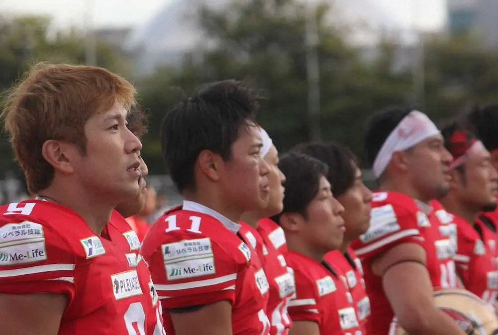 ＜otonari福岡・アサヒ飲料＞試合後、スタンドに向かって整列するコージ・トクダ（左）、西山（11）らotonari福岡の選手たち