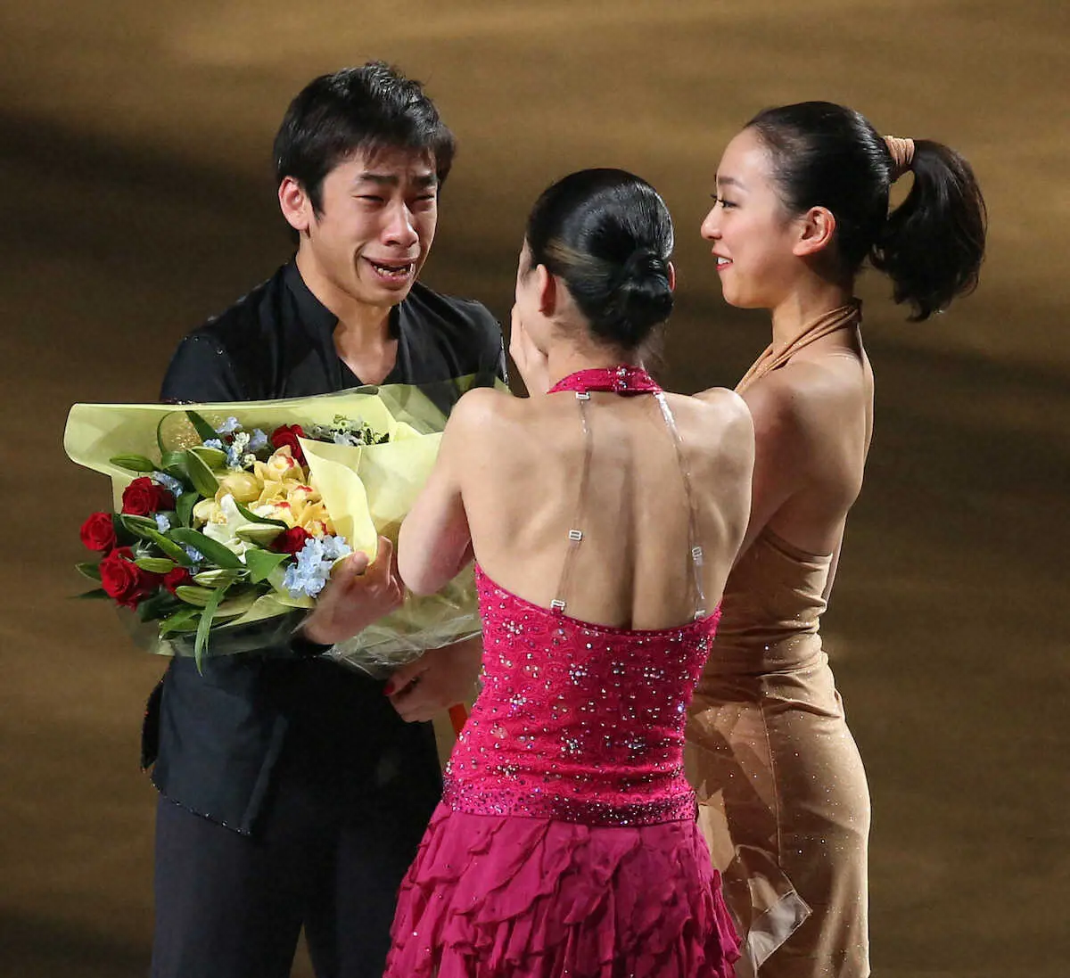 13年12月、浅田真央さんと村上佳菜子さんから花束を渡された織田信成さんは号泣する