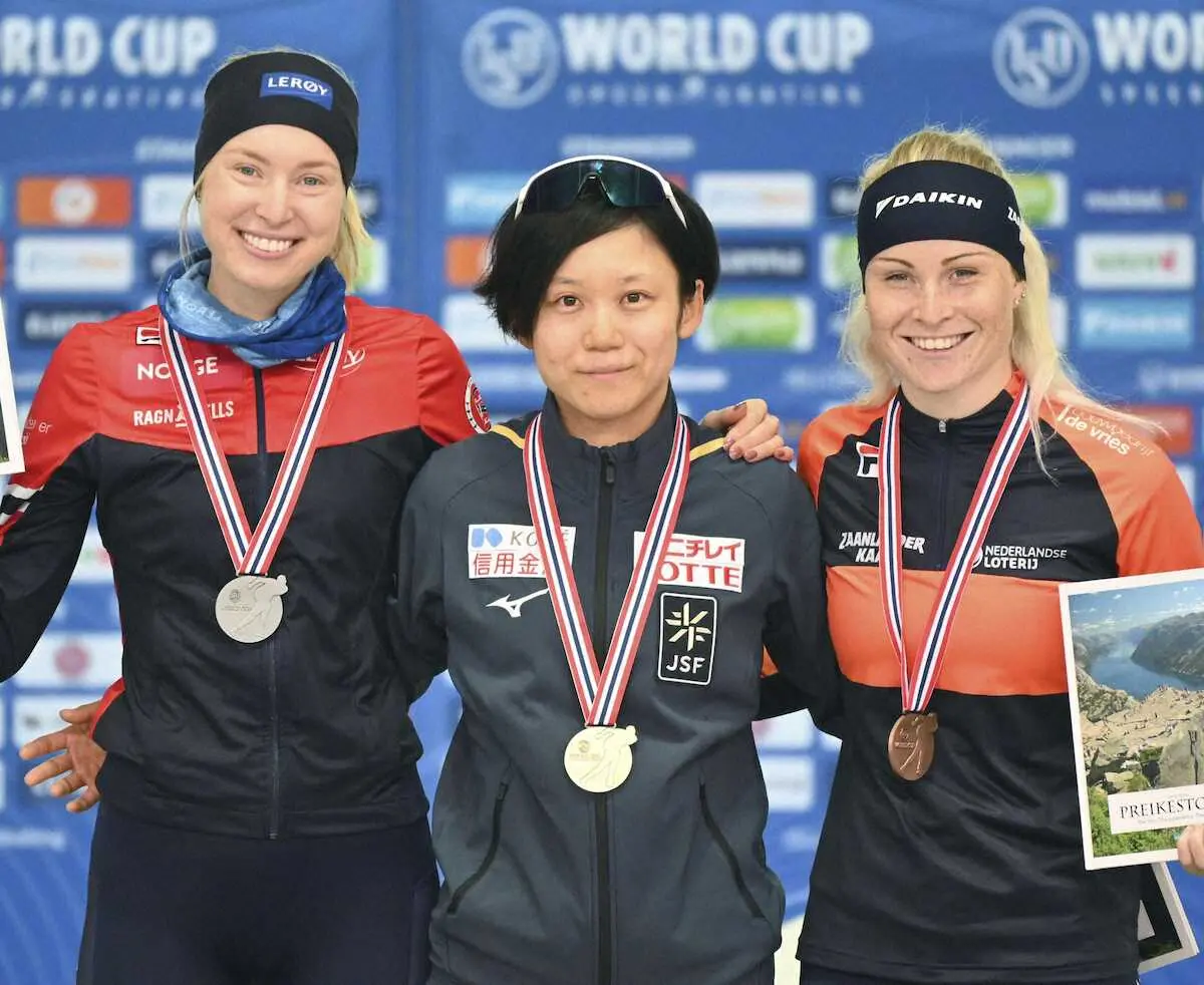 女子1500メートルで優勝し笑顔の高木美帆（中央）＝スタバンゲル（共同）