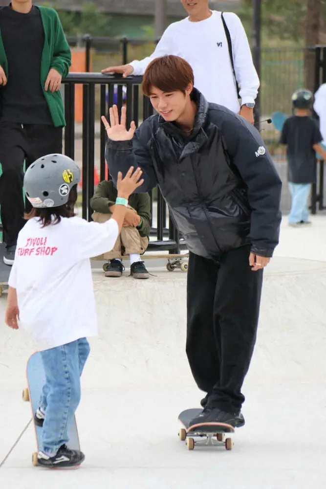 主催イベントで技に成功した子供とハイタッチを交わす堀米雄斗