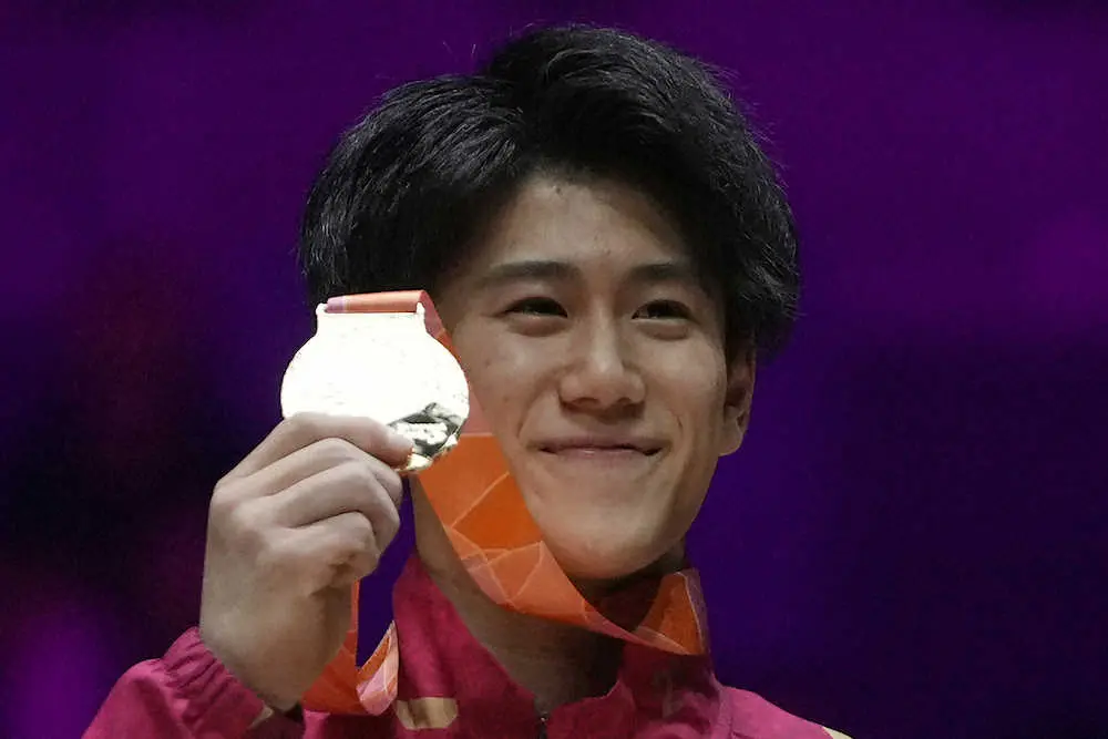 体操世界選手男子個人総合で金メダルを手に笑顔の橋本大輝（AP）